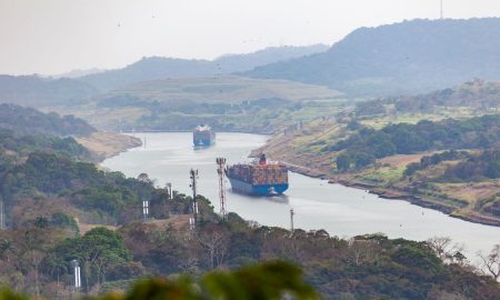 Barco cruzando el Canal de Panamá