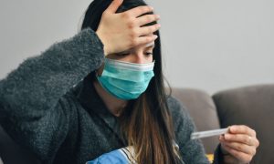 persona con fiebre por Covid-19